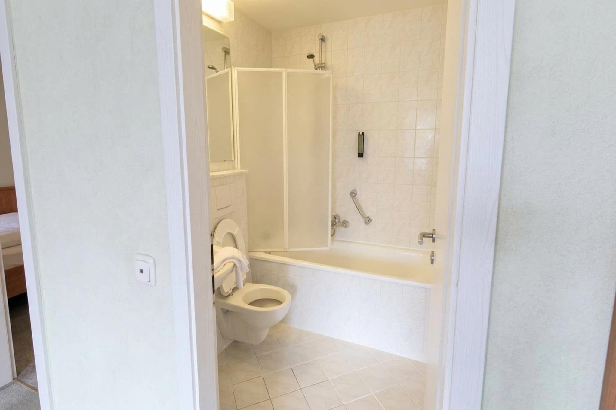 Ein Badezimmer mit Toilette, Badewanne und Dusche.