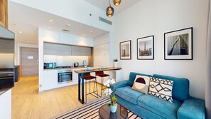 Eine moderne Wohnung mit Küche, Essbereich und Wohnzimmer.