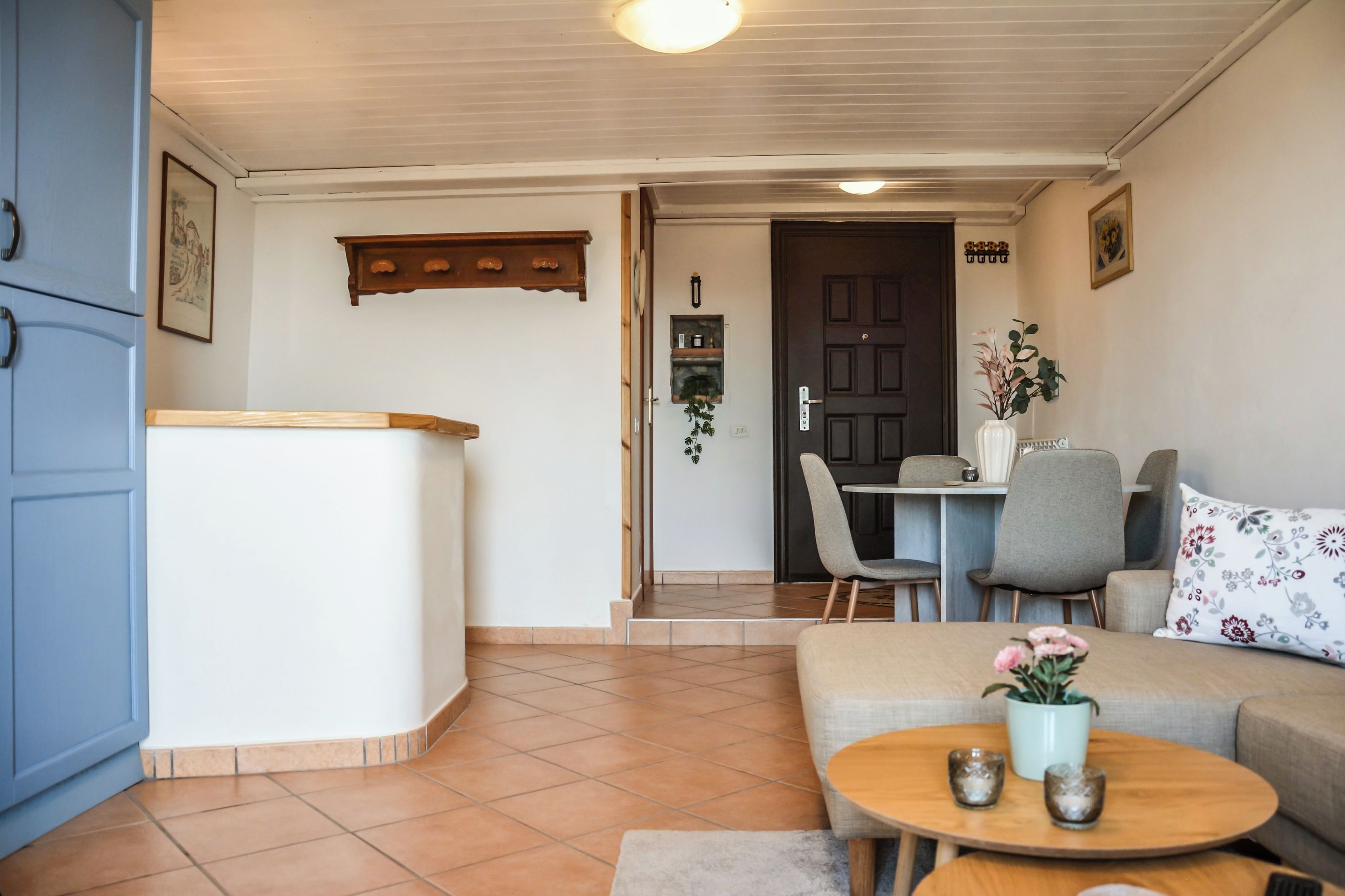 Una sala de estar con sofá, una mesa de centro y un comedor con sillas y una mesa.