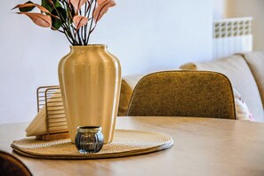 Apartemen, balkon, pemandangan kota | Tempat makan
