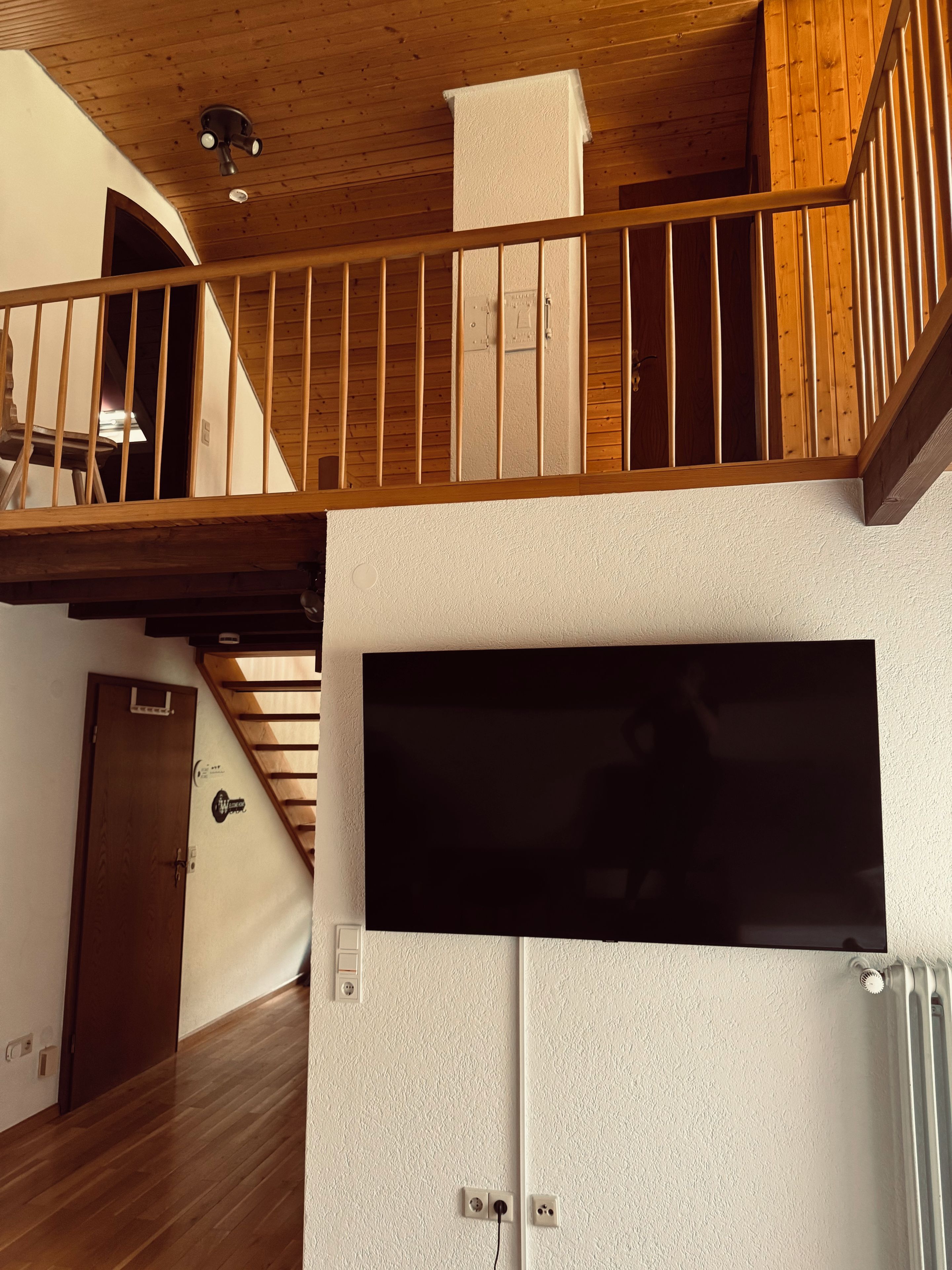 Eine Treppe mit Holzwertungen, die zu einer oberen Etage führt.
