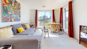 Living area - Vrbo Property (Croydon)