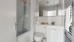 Bathroom - Vrbo Property (Croydon)
