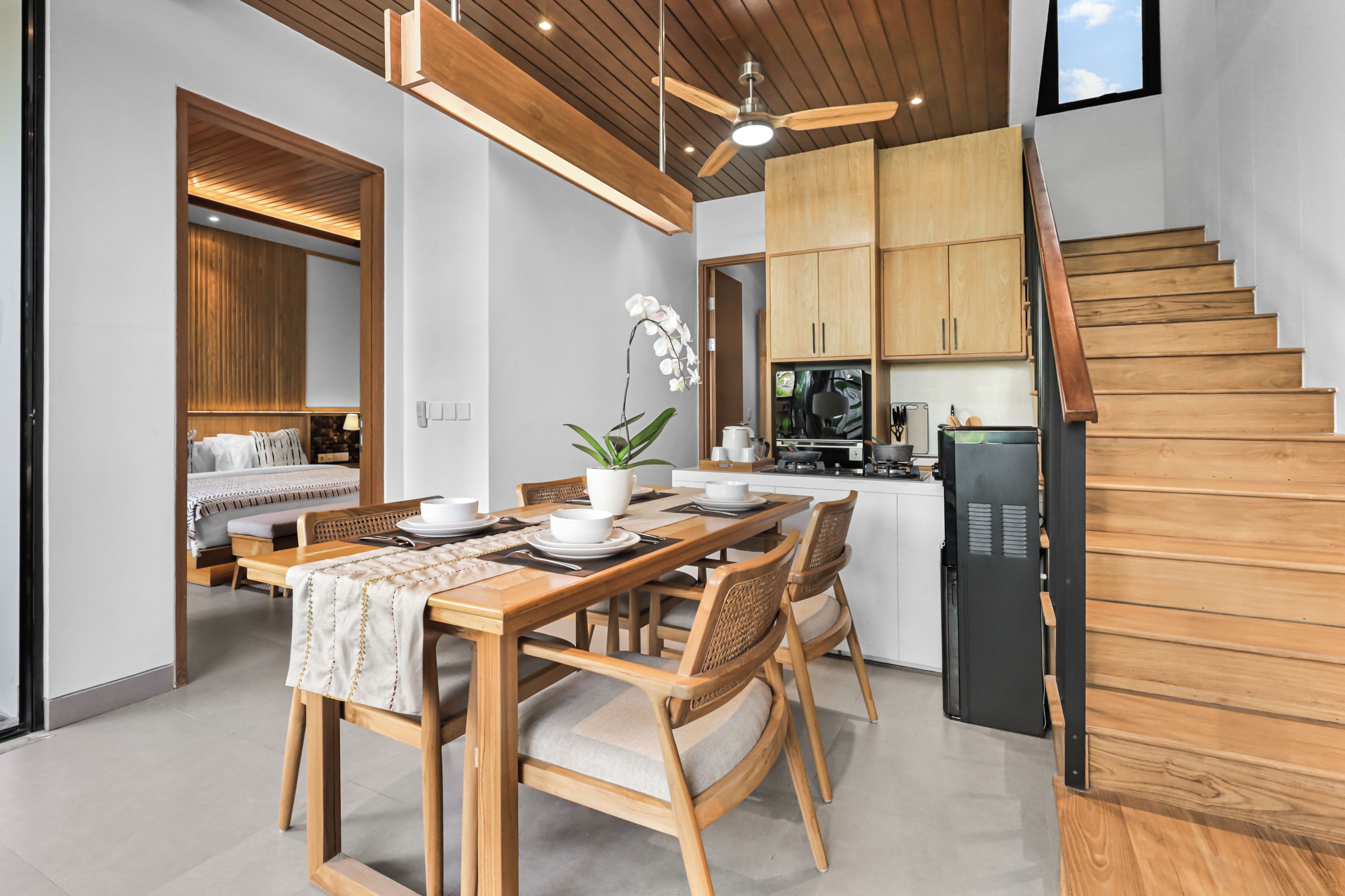 Une cuisine moderne avec des meubles en bois et un four encastré.
