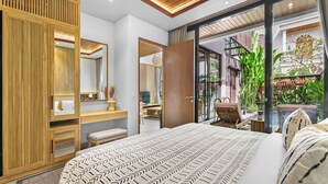 Une chambre moderne avec un grand lit, une armoire en bois et une vue sur l’extérieur.