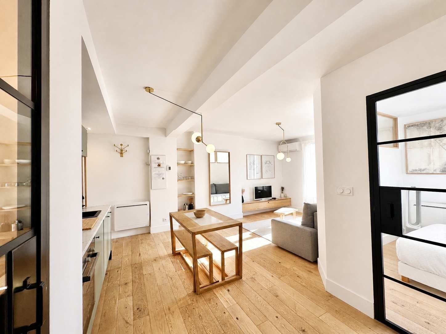 Ein modernes Interieur mit Essbereich, Küche und Wohnbereich.