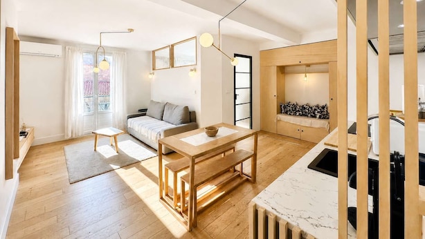 A modern interior with a wooden floor, a sofa, a dining table, and a kitchen area. - Ersextius, LMR1, Aix-en-Provence (Aix-en-Provence)