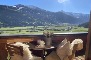 A wooden deck with a view of a mountainous landscape. - in the Sunnbichl house (Hippach)