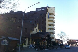 Um edifício de vários andares com o nome 'Docint' na fachada.