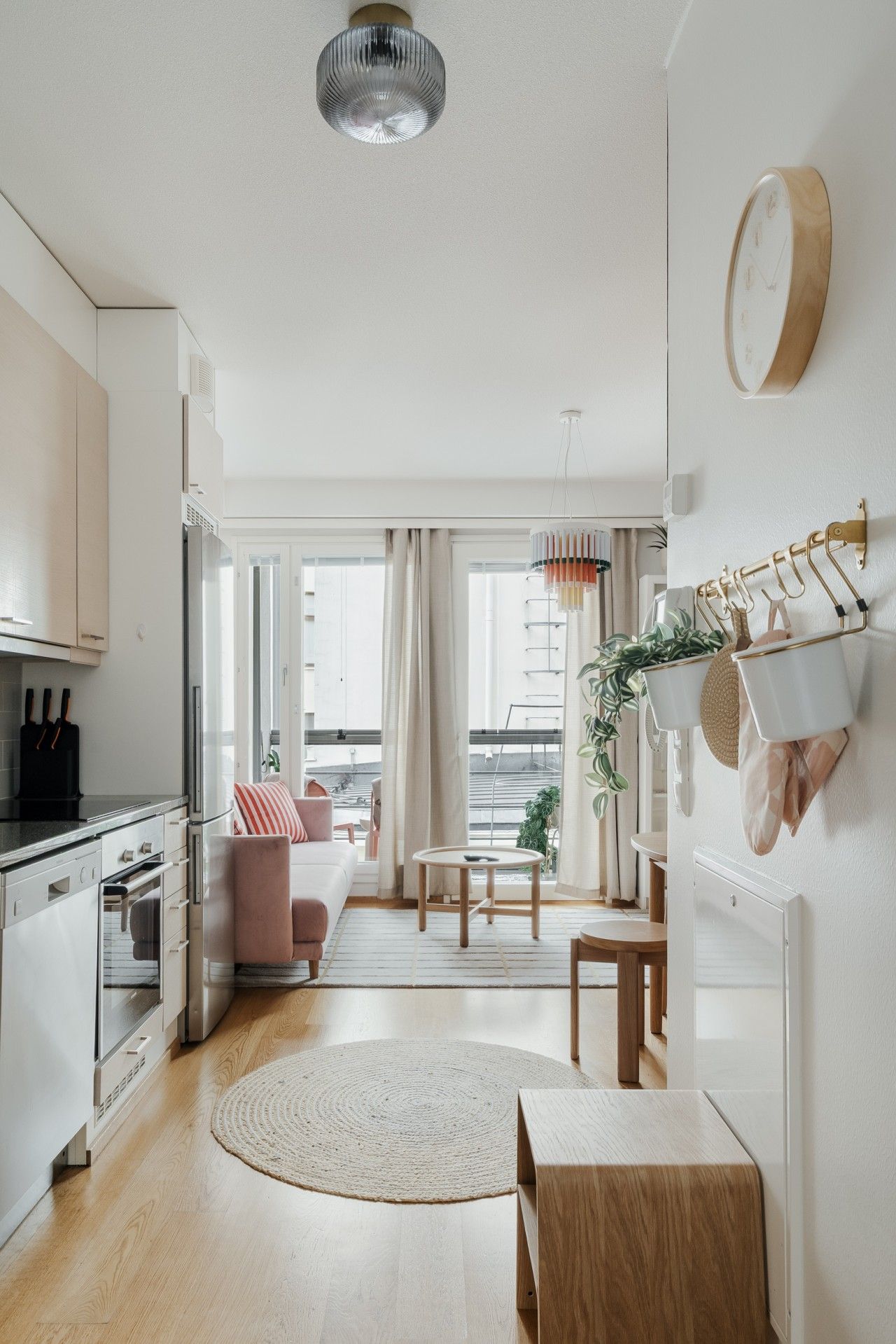 Une cuisine moderne avec un coin repas, un canapé et une vue sur la ville.