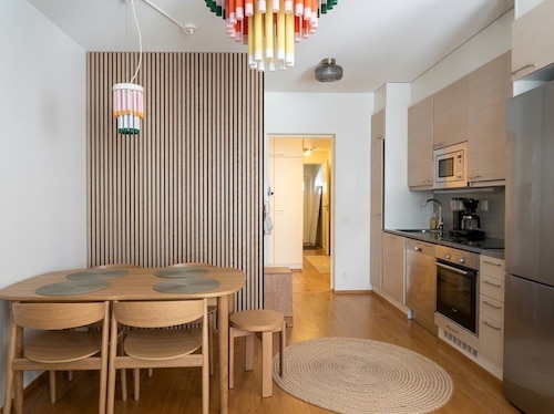 Stylish 1BR Apt with Prime Location