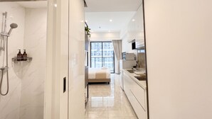 Une salle de bain moderne équipée d’une douche, de toilettes et d’un lavabo.