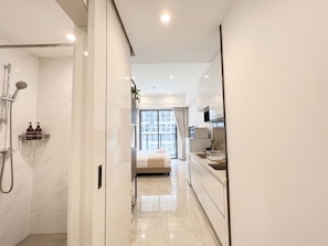 Studio Suite Comfort, balkon, pemandangan kota | Setrika/meja setrika dan Wi-Fi gratis