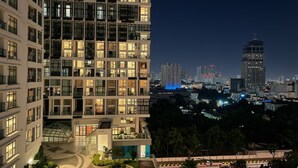Un immeuble à plusieurs étages, doté d’une architecture moderne, avec des balcons et une cour intérieure.