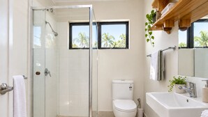 Bathroom - Great location 3 bed 2 bath property -Available for Short term rental Only (Kenwick)