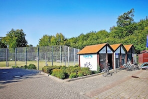 A bike rental station with a sign, a covered waiting area, and bicycles parked outside. - Holiday apartment Sonnentau Premium (Koserow)