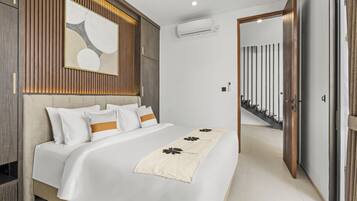 Un dormitorio moderno con una cama grande, paneles de madera y vista a una escalera.