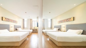 Ett hotellrum med spegelväggar, två sängar, ett skrivbord och en spegel.