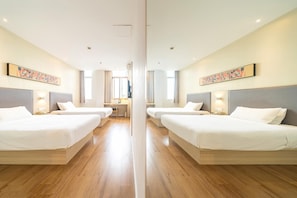 A mirrored hotel room with two beds, a desk, and a mirror. - Hanting Hotel Shanghai Songjiang Siting (Shanghai)