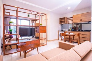 Un apartamento moderno con sala de estar, kitchenette y comedor.