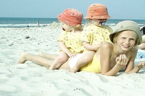 A sandy beach with two children sitting and one lying down. - Holiday home in Rügen with 2 bedrooms (Putgarten auf Rügen)