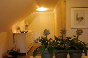 A cozy room with a desk, a lamp, and potted plants. - Holiday home with 3 bedrooms (Vollerwiek)