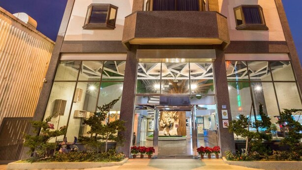 A multi-story hotel with a central entrance, large windows, and a modern design. - Yadi Hotel (Puli)