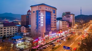 A hotel with multiple floors and a prominent sign. - Lavande Hotels (Weihai)