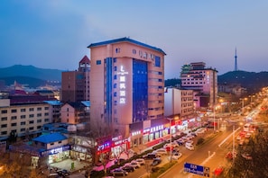 A hotel with multiple floors and a prominent sign. - Lavande Hotels (Weihai)