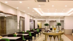 A hotel lobby with multiple seating areas, a central reception desk, and a glass partition wall. - Greentree INN Huaibei Xiangshan District Guogou Square Hotel (Huaibei)