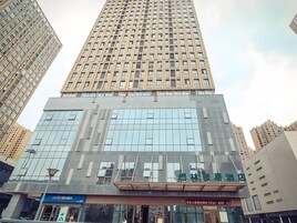 Un moderno edificio de hotel con fachada de vidrio y una entrada destacada.