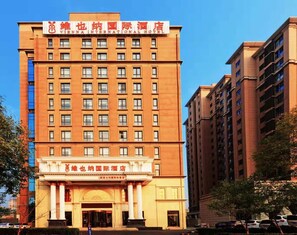 Un edificio de hotel de varios pisos con un cartel llamativo que indica que es un hotel internacional.