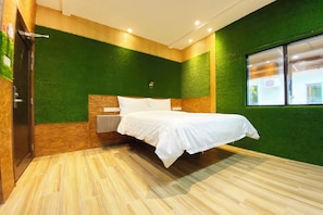 A room with a bed, a nightstand, a wall-mounted light, and a window. - OYO 90262 Kota Kinabalu Homestay, Villa & Suite Boutique (Kota Kinabalu)
