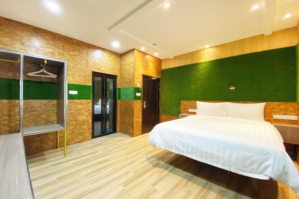 A hotel room with a bed, a wardrobe, a mirror, and a door. - OYO 90262 Kota Kinabalu Homestay, Villa & Suite Boutique (Kota Kinabalu)
