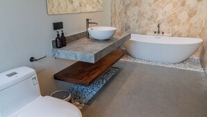 Un baño moderno con inodoro, lavabo y bañera.