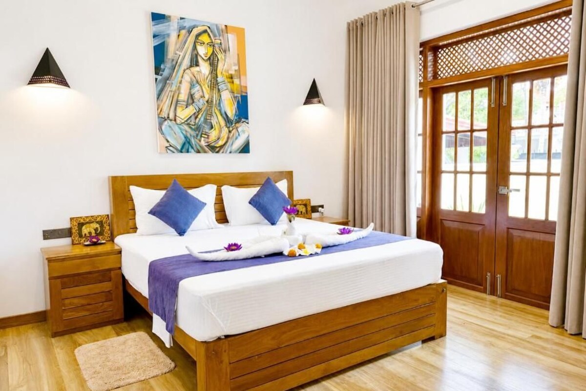 Apartamento superior, vista para a piscina | Cofres nos quartos, escrivaninha, espaço de trabalho para notebook