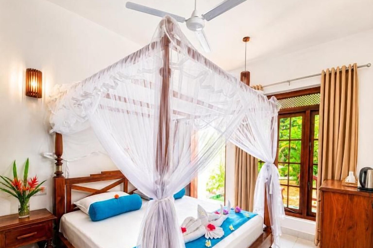 Quarto casal luxo, vista para a piscina | Cofres nos quartos, escrivaninha, espaço de trabalho para notebook