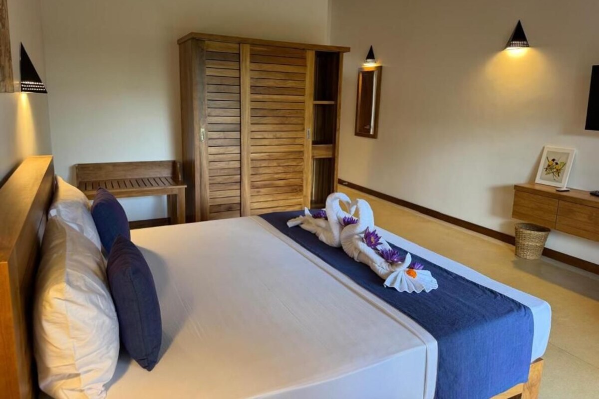 Quarto casal, sacada, vista para o jardim | Cofres nos quartos, escrivaninha, espaço de trabalho para notebook