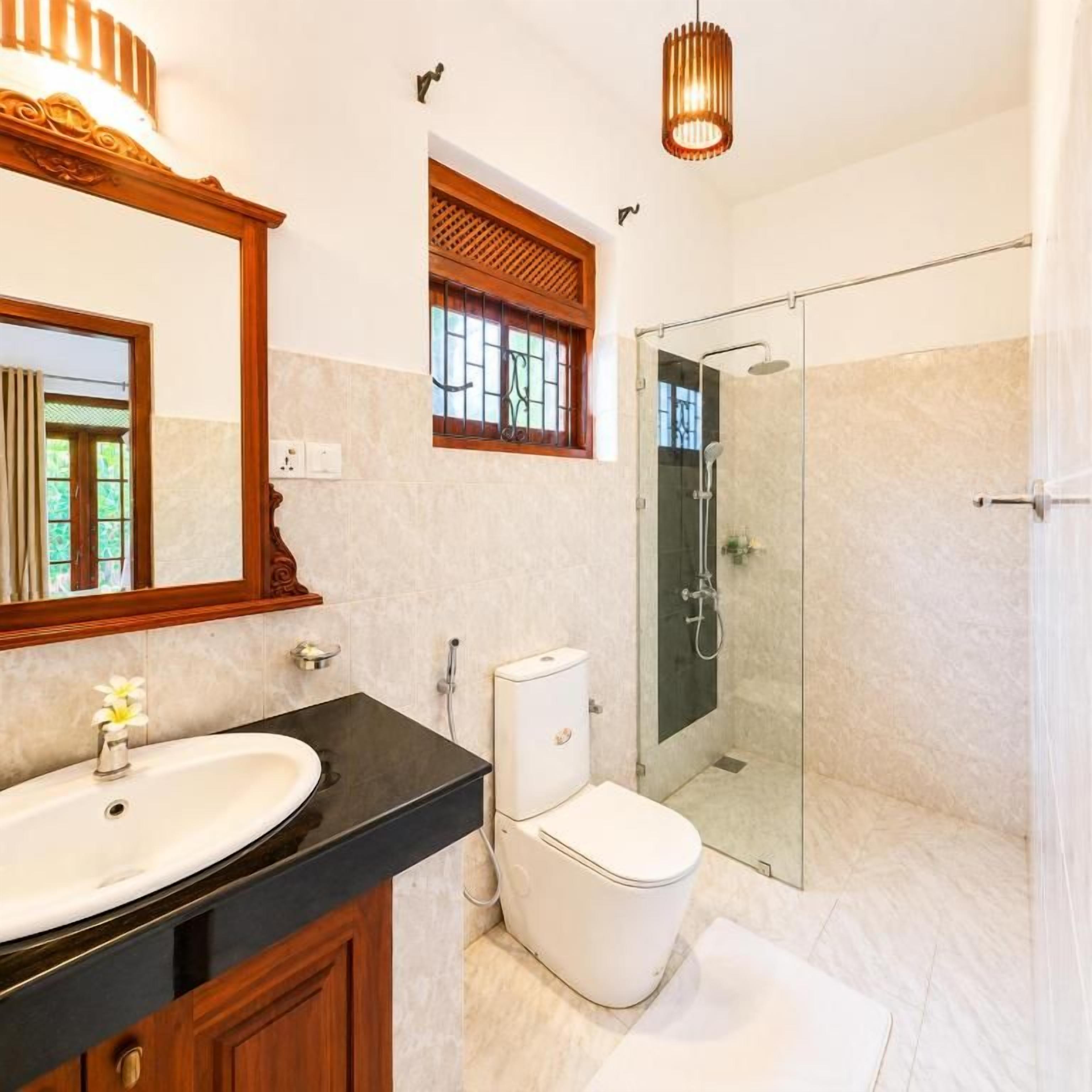 Quarto casal luxo, vista para a piscina | Banheiro | Chuveiro, produtos de toalete grátis, secador de cabelo, chinelos