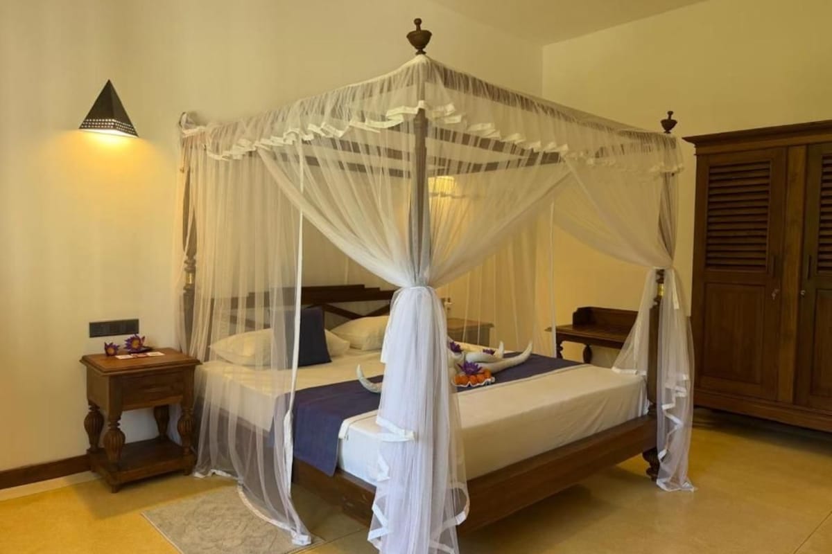 Quarto casal superior, vista para o jardim | Cofres nos quartos, escrivaninha, espaço de trabalho para notebook