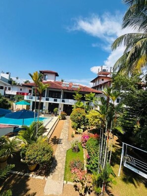 Apartamento superior, vista para a piscina | Fachada