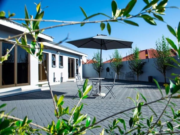 Outdoor dining - Wilson Guest House (Groblersdal)