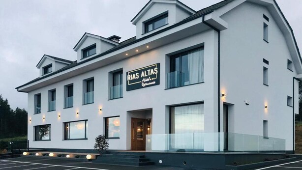 A modern hotel building with a sign reading 'RIAS ALTAŞ Hotel Restaurant.' - Hotel Restaurante Rias Altas (Barreiros)