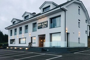 Un moderno edificio de hotel con un letrero que dice 'RIAS ALTAŞ Hotel Restaurant'.