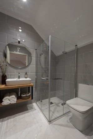 A modern bathroom with a glass-enclosed shower, a white sink, and a toilet. - Hotel Restaurante Rias Altas (Barreiros)