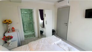 Standardzimmer, Balkon, Stadtblick | Badezimmer | Dusche, Haartrockner, Handtücher, Seife