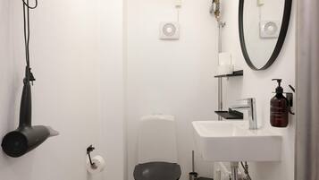 Een douche, een haardroger, handdoeken