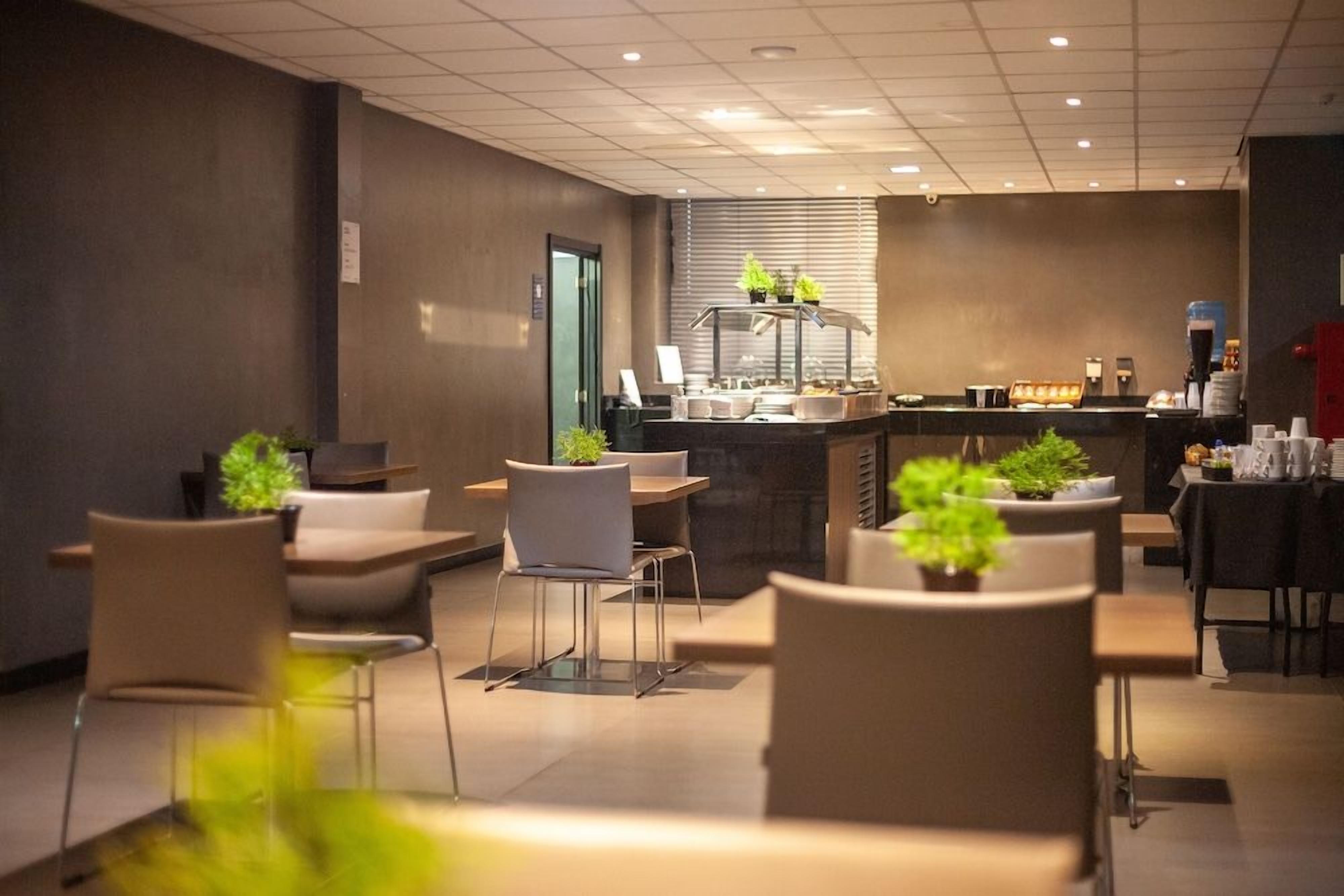 Uma área de estar moderna com assentos e balcão de bar.