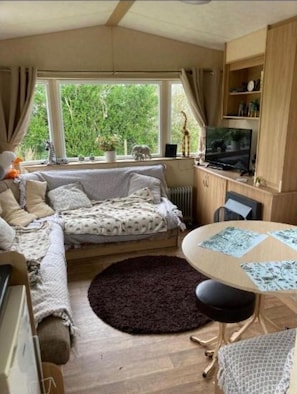 Living area - Cabin Sleeps 4 With Pets Welcome (Mablethorpe)