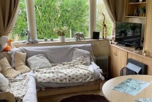 Living area - Cabin Sleeps 4 With Pets Welcome (Mablethorpe)